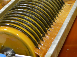Brush drum oil skimmer