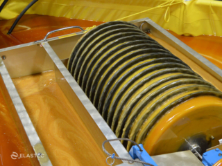 Brush oil skimmer
