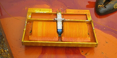 Card weir oil skimmer