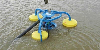 Card weir oil skimmer