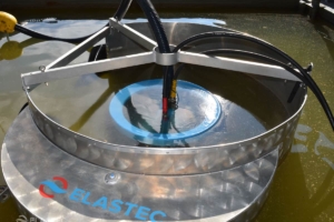 Circus oil skimmer with suction weir