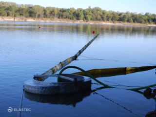 Цирковой водосливной скиммер для сбора нефти