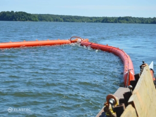 Skimmer de disco com lança de contenção inflável