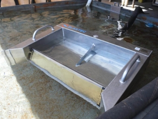 Duckweed and algae skimmer