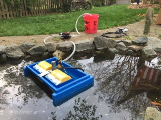 内陸池の Elastec ミニオイルスキマー