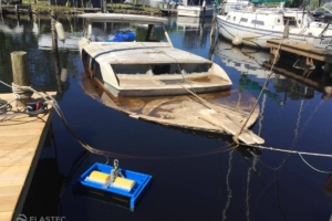 Mini skimmer de aceite Elastec con barco hundido