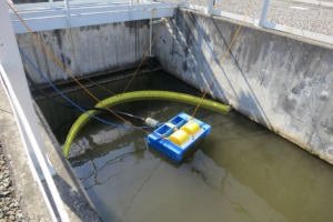 Skimmer de petróleo con pluma flotante en planta de gas