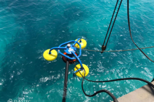 Floating weir oil skimmer