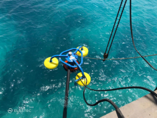 Floating weir oil skimmer