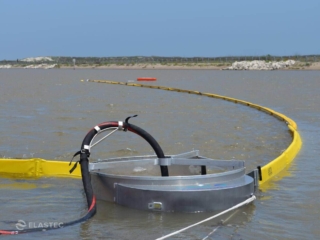 Цирковой речной нефтесборщик