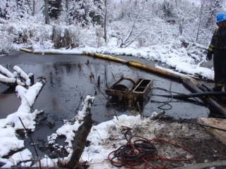 Cold weather oil skimmer