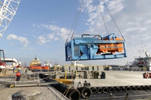 Crane lifting X150 skimmer launcher