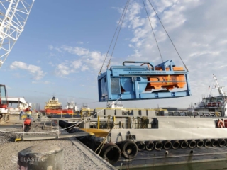 Crane lifting X150 skimmer launcher