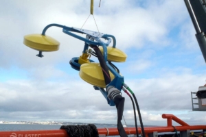 Deploying weir oil skimmer