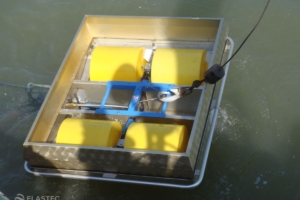 Magnum 100 skimmer in water