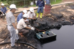 MiniMax skimmer for oil spill response