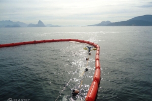 OceanSkater weir skimmer with oil boom