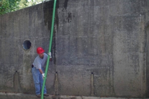 Suction oil skimmer