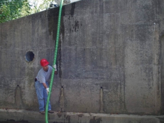 Suction oil skimmer