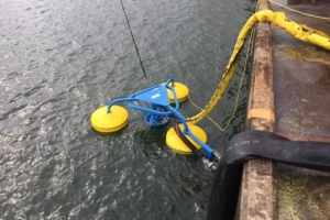 Weir oil skimmer in water
