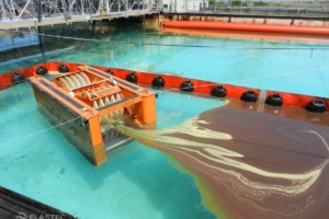 X150 skimmer in Ohmsett test tank