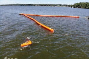 Grooved disc oil skimmer with BoomVane