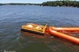 Grooved disc skimmer in water