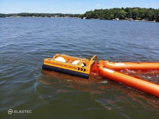 Skimmer de disco ranhurado na água