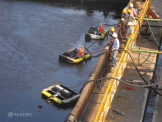 Industrial oil skimmers