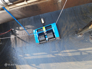 Industrial oil skimmers
