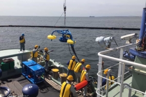 Japan weir oil skimmer deployment