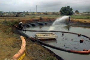 Magnum 200 cleaning an oil spill