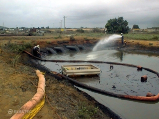 Magnum 200 cleaning an oil spill