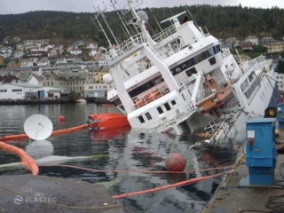 Magnum 200 skimmer with boat