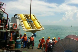 Magnum 200 skimmer lifted by crane