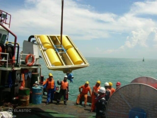 Magnum 200 skimmer lifted by crane