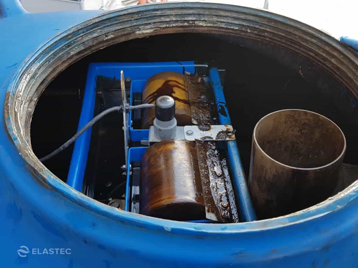 Mini oil skimmer in tank