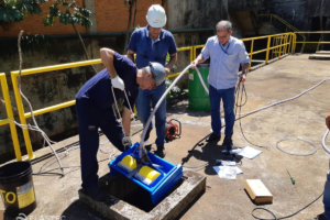 Mini skimmer bajando al tanque de aceite