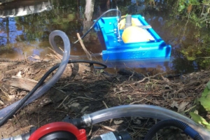 Mini-Skimmer mit im Wasser verschüttetem Öl