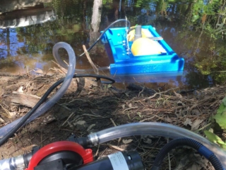 水に油がこぼれたミニスキマー