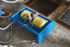 Mini skimmer skimming cooking oil in tank