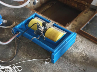 タンク内の食用油をすくうミニスキマー