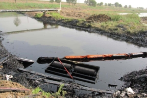 Oil skimmer with boom