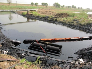 Oil skimmer with boom