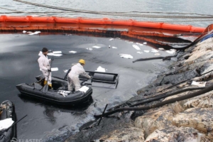 Oil skimmer with sorbent pads