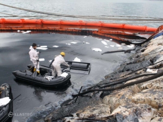 Oil skimmer with sorbent pads
