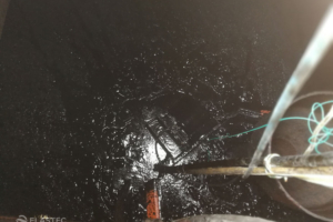 Oil skimmer for tank cleaning operations