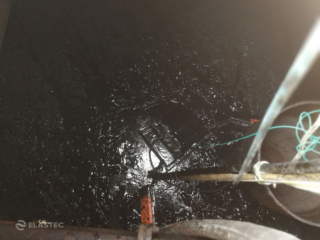 Oil skimmer for tank cleaning operations