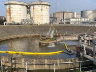 Pelican weir oil skimmer in industrial setting