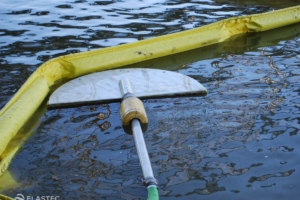 Shovelhead oil skimmer in water